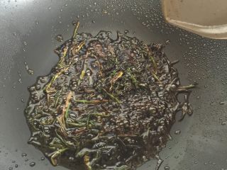 13、葱油面片,等葱花熬成焦黄的时候，倒入刚才混合好的汁，煮开到冒泡，关火，把葱拣出。