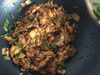 14、葱油面片,倒入面片，再撒点新鲜的葱花，搅拌均匀。盛盘开吃。