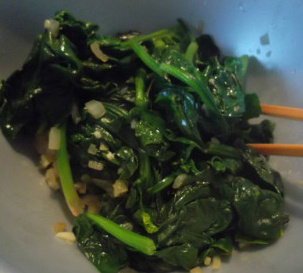 4、菠菜奶酪圆子,大火迅速炒到水分收干。盛出来,等凉