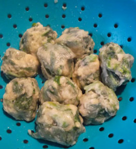 11、菠菜奶酪圆子,做好的菠菜奶酪球沥干