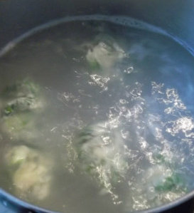 10、菠菜奶酪圆子,小块捏捏圆,下滚水煮到漂在水面上就是好了