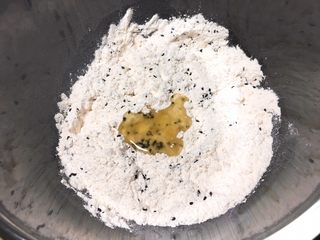 3、松软芝麻包,加入玉米油。
