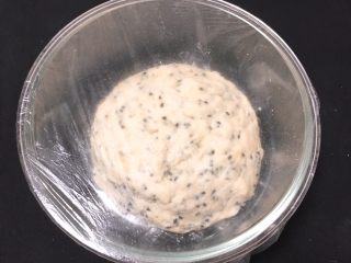 7、松软芝麻包,面团放入玻璃碗中，盖上保鲜膜静置40分钟，后放入冰箱冷藏过夜。