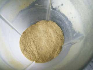 1、桂花糕,将桂花干搅碎和糖粉混合均匀备用