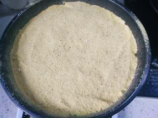 8、桂花糕,将馅料筛进模具