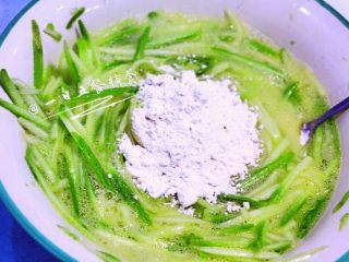 2、西葫芦饼,加入5小勺面粉。