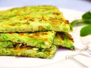 7、西葫芦饼,切块吃吧，满是蔬菜的小饼，做宝宝的手指食物很棒哦！