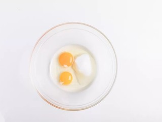 2、脏脏蛋挞,制作蛋挞液,细砂糖倒入全蛋液中
