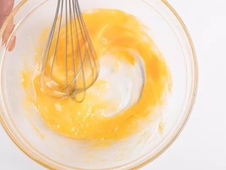 3、脏脏蛋挞,搅拌均匀