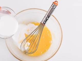 4、脏脏蛋挞,加入牛奶