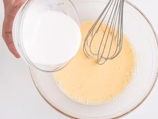 6、脏脏蛋挞,加入淡奶油