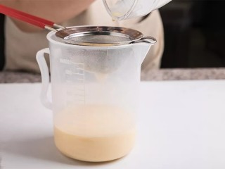 8、脏脏蛋挞,过筛两遍,装入量杯备用