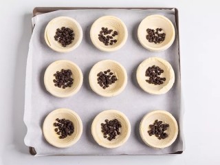 9、脏脏蛋挞,取适量巧克力,放入蛋挞皮中