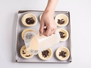 10、脏脏蛋挞,将蛋挞液倒入蛋挞皮中