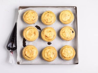 12、脏脏蛋挞,放入预热好的烤箱,200度烤25分钟