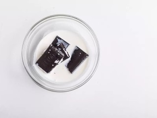 13、脏脏蛋挞,将黑巧克力放入淡奶油中