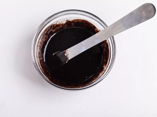 14、脏脏蛋挞,用微波炉加热至融化,装入裱花袋