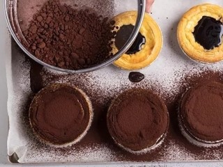 16、脏脏蛋挞,均匀的撒上一层可可粉即可