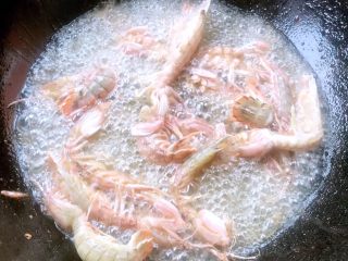 2、椒盐虾爬子,锅中倒入适量油加热至6-7成热放入虾皮干炸