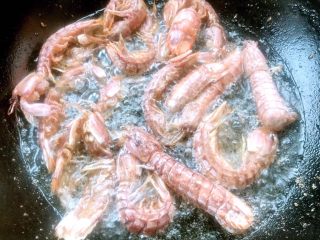 3、椒盐虾爬子,炸至虾爬变色再炸2分钟即可出锅
