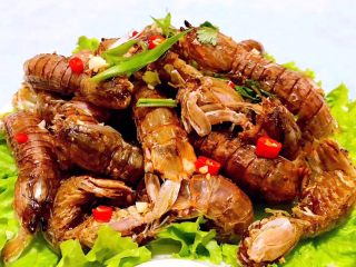 9、椒盐虾爬子,烹调好的椒盐虾爬盛入盘中撒上红辣椒粒