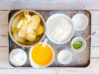 1、抹茶双色磅蛋糕,准备所需原材料，蛋液回到室温，发酵黄油软化成膏状（注意是室温软化成膏状，并非液体；黄油不要用普通的无盐黄油代替，需发酵黄油）