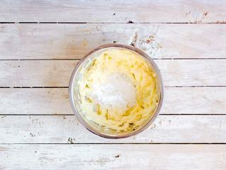 2、抹茶双色磅蛋糕,黄油充分软化后，借助电动打蛋器打发，分三次加入糖粉，充分打发，状态：黄油颜色略微发白，体积膨大（糖粉与黄油的融合度最高，如果使用砂糖，打发时状态并不理想）