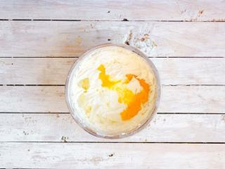 3、抹茶双色磅蛋糕,分次加入蛋液，继续打发黄油（蛋液一定要分次少许加入，一次过多的加入会出现油水分离，豆腐渣状态）