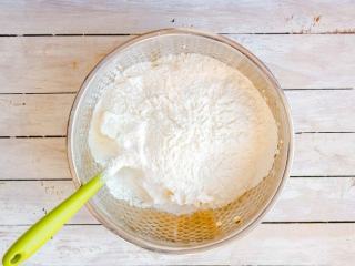 4、抹茶双色磅蛋糕,低筋面粉+泡打粉充分混合均匀，筛入打发后的黄油中（搅拌盆太小，做了个替换）