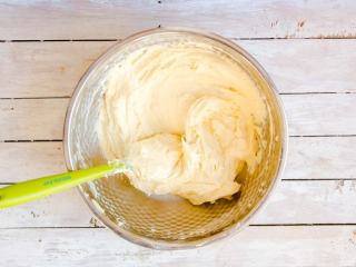 5、抹茶双色磅蛋糕,拌匀粉类与黄油混合物：手法为刮刀侧下两点钟至八点钟至十二点钟方向，三角形翻拌，并转动盆，直到面糊呈现出光泽状，大约70-80次左右的翻拌（操作手法是一个参考并非必须，只要轻柔的拌匀粉与油充分融合即可）