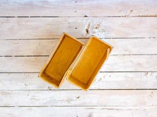 6、抹茶双色磅蛋糕,模具贴油纸防粘，方便脱模（如果模具为不粘涂层可以省略这一步骤）