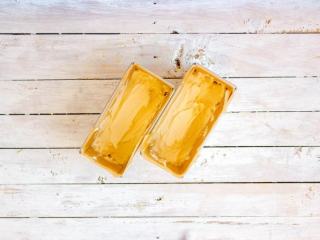 7、抹茶双色磅蛋糕,取1/3面糊分别装入模具中，抹平