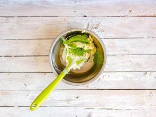 8、抹茶双色磅蛋糕,1/3面糊单独放入搅拌盆中，筛入2g抹茶粉，拌匀