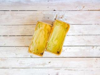 10、抹茶双色磅蛋糕,再将剩余的1/3面糊装入模具中，抹平