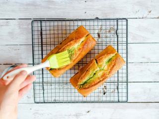 12、抹茶双色磅蛋糕,制作糖水：原料B水+糖煮沸保持1-2分钟沸腾后，离火，趁热刷在脱模后的蛋糕上，各个方向都要涂抹；待蛋糕冷却至室温后，保鲜膜密封包裹后冰箱冷藏存放，食用前切片回到室温口感最佳