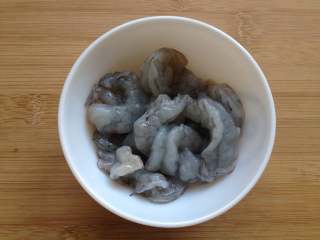 3、虾仁蛋饼,全部处理好后洗净,挤干水分放入碗中