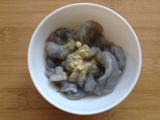 4、虾仁蛋饼,放入少许盐、2g料酒、少许白胡椒粉、姜粉(或姜末)拌匀,腌制15分钟