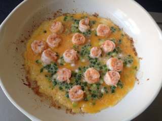 11、虾仁蛋饼,均匀的将虾仁摆放在蛋液上