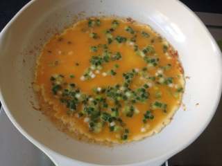 10、虾仁蛋饼,锅中留下底油,倒入蛋液