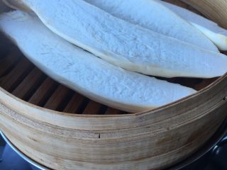 3、葱油手撕杏鲍菇,放入蒸锅中火蒸15分钟左右