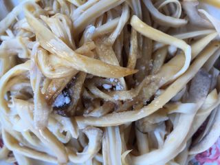 8、葱油手撕杏鲍菇,先把酱料一并放入杏鲍菇里