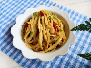 12、葱油手撕杏鲍菇,拌匀了腌制一会，撒上葱花即可上桌