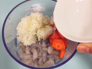 4、宝宝辅食9M➕：自制小零食----鲜虾圈,将胡萝卜、虾肉、熟米饭和水一起放入料理杯中搅打成泥糊状