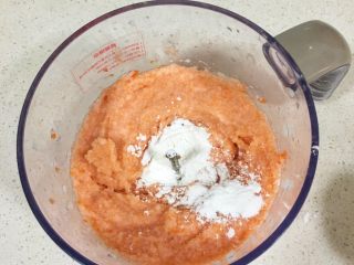 5、宝宝辅食9M➕：自制小零食----鲜虾圈,再加入5G淀粉搅拌均匀