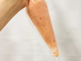 6、宝宝辅食9M➕：自制小零食----鲜虾圈,取一个裱花袋，将虾糊倒进去，如果没有裱花袋开始用超市那种保鲜袋代替