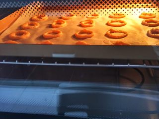 9、宝宝辅食9M➕：自制小零食----鲜虾圈,预热烤箱上下火170度 ，烤20-25分钟即可