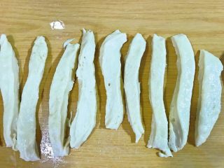 7、东北软炸麻花-妈妈的味道,切成大小尽量均匀的段儿。