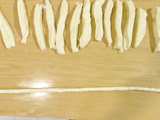 8、东北软炸麻花-妈妈的味道,这是没醒面搓条的状态，不易成型，易断。