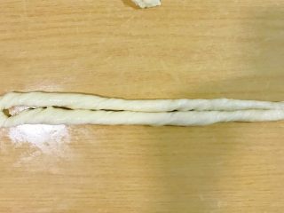 11、东北软炸麻花-妈妈的味道,取一条，搓成长条，两边上劲，对折两头。