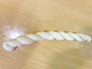 12、东北软炸麻花-妈妈的味道,左手松开，就会自动卷起，如图状态，在两头上劲。